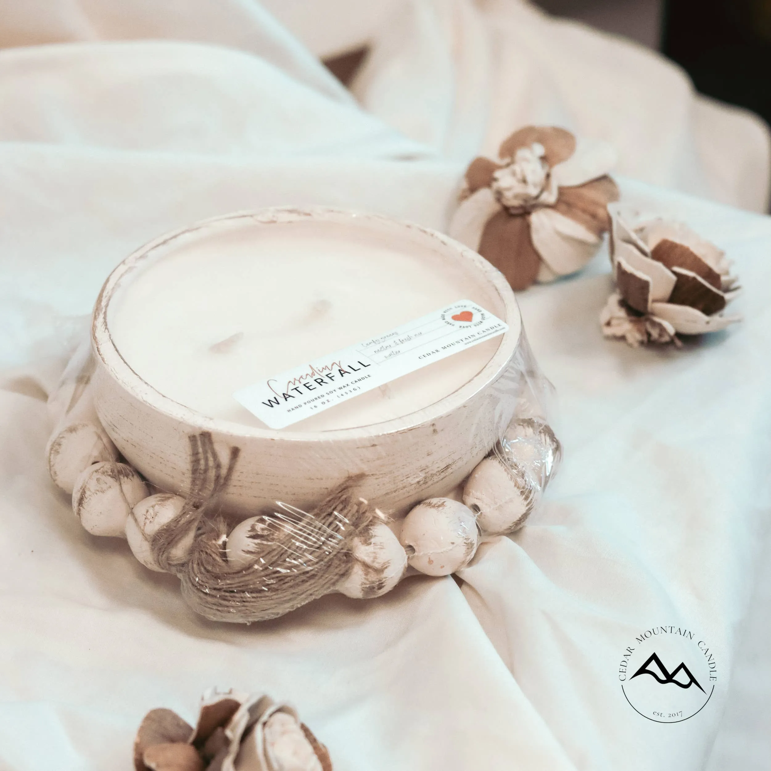 Round Beaded Tassel Soy candle: White / Molten Lava